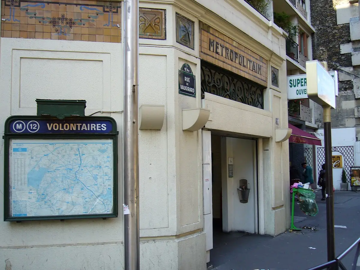 L’ancienne entrée de la station Volontaires, avec son plan de métro