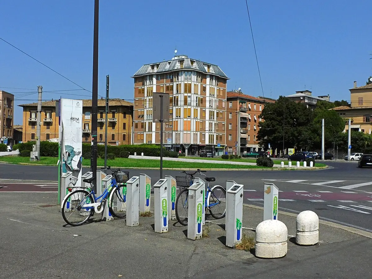 Une place de Parme avec une station de vélos en libre-service