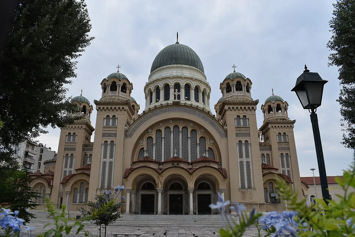 La cathédrale Agios Andreas, façade beige et dômes verts, à Patras