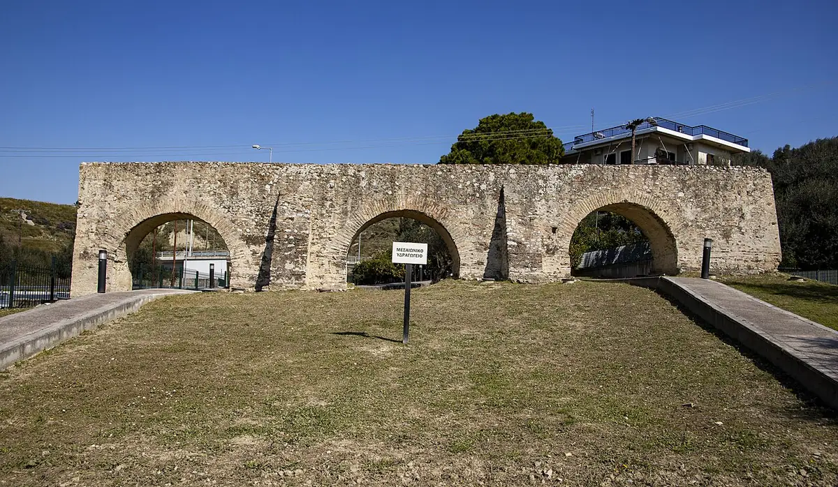 Les arches de l’aqueduc médiéval de Patras, au milieu d’un espace vert