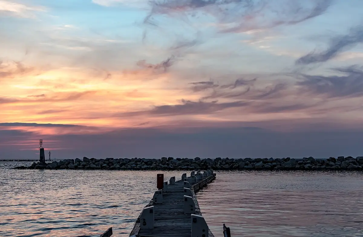 Une jetée s’avançant dans la mer à Patras, au coucher du soleil