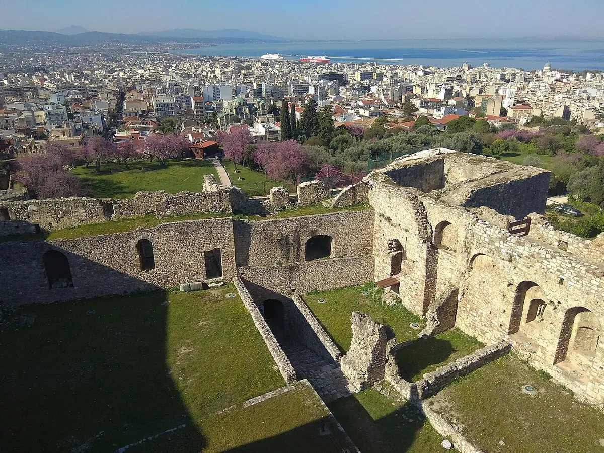 Le château de Patras dominant la ville et la mer Ionienne