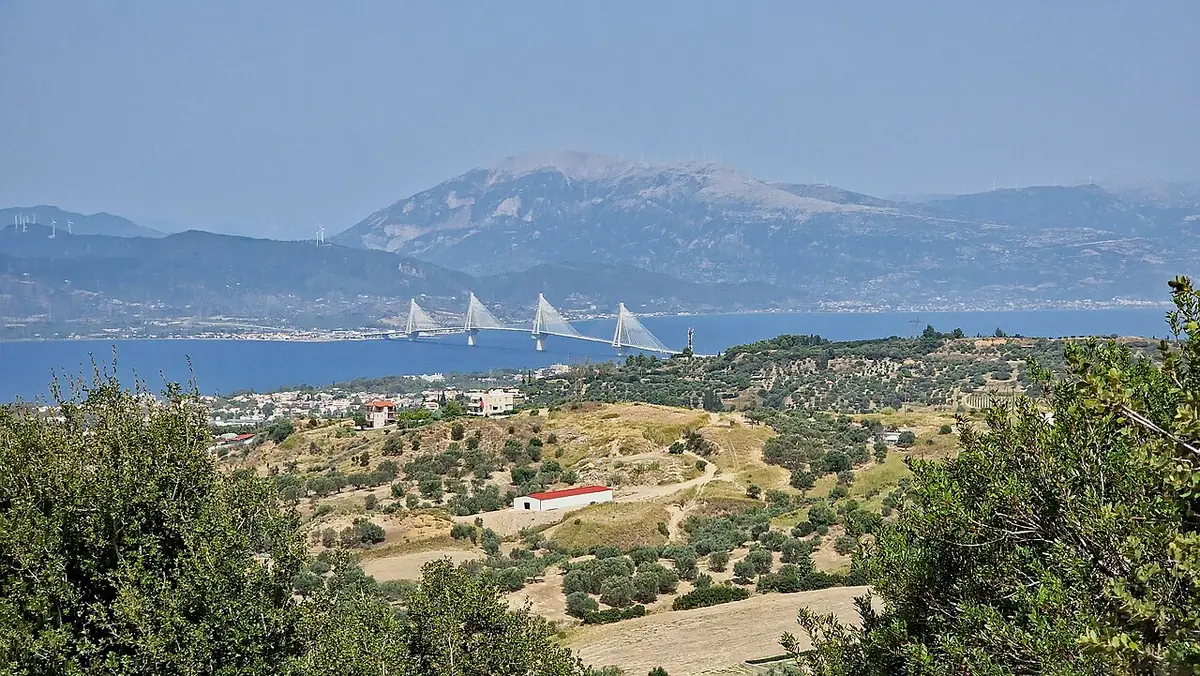 Vue sur le pont de Rio-Antirrio depuis les collines de Voudeni, près de Patras