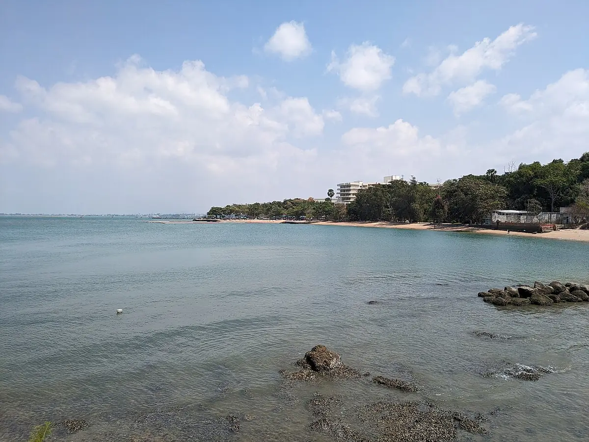 La baie d’Ao Phatthaya Nuea, eaux calmes près de Pattaya