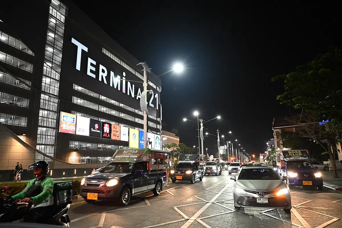 La circulation nocturne près du centre commercial Terminal 21 à Pattaya