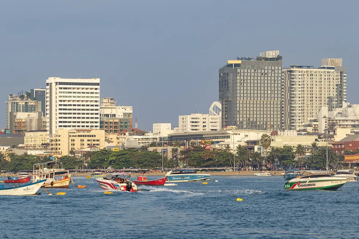 La skyline de Pattaya vue depuis le ferry Ocean Lana, sur la baie