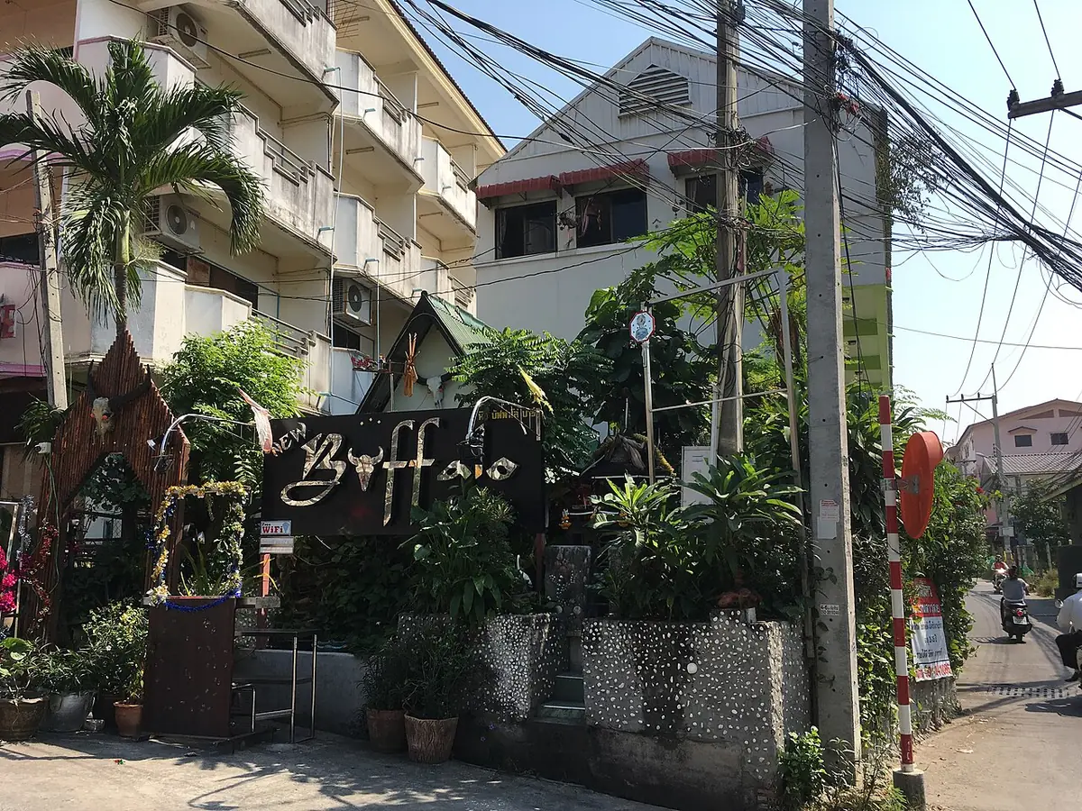 Une rue de Pattaya bordée de restaurants et de verdure