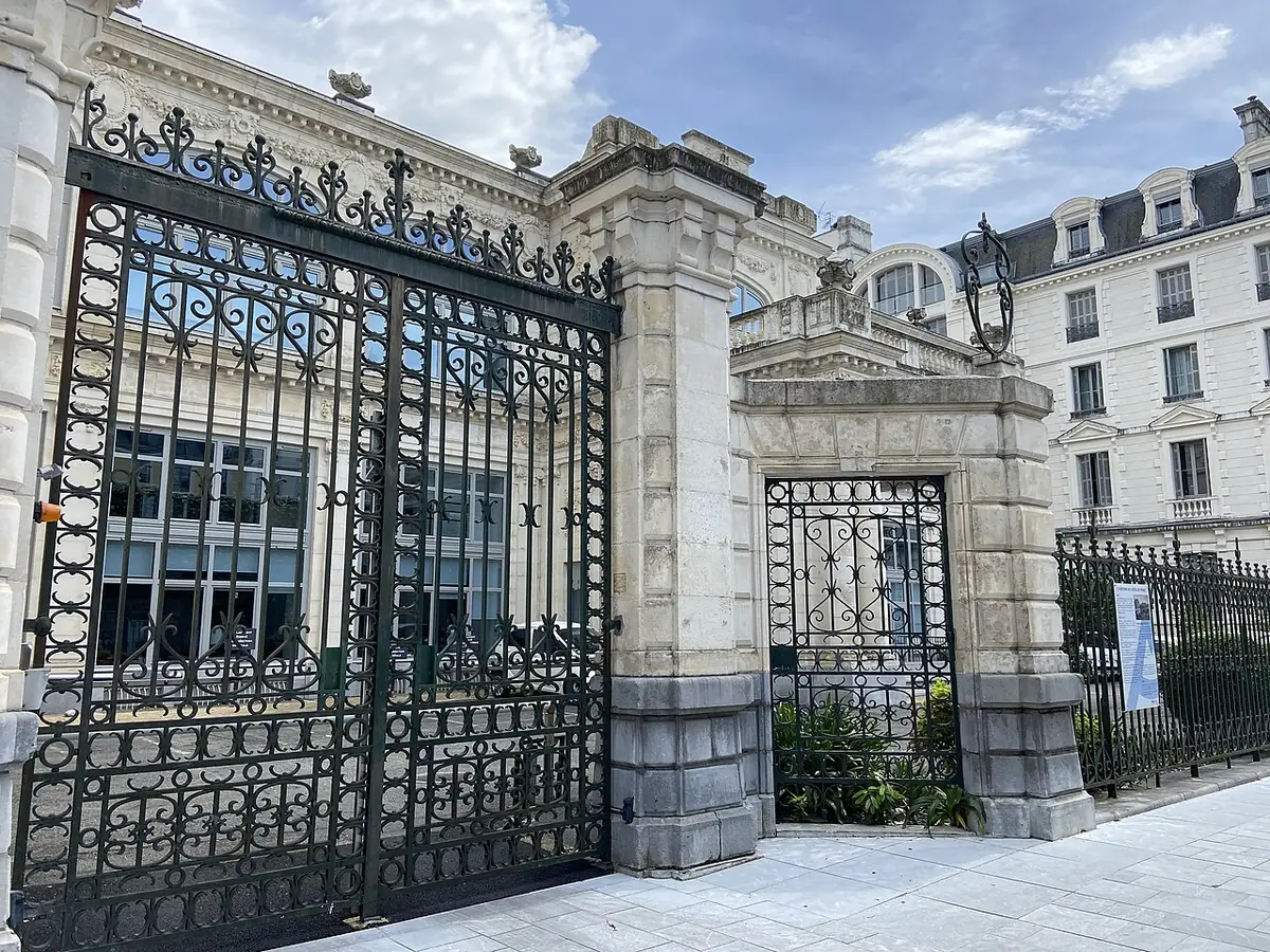 La grille en fer forgé et la façade de l’Hôtel de France sur la place Royale à Pau