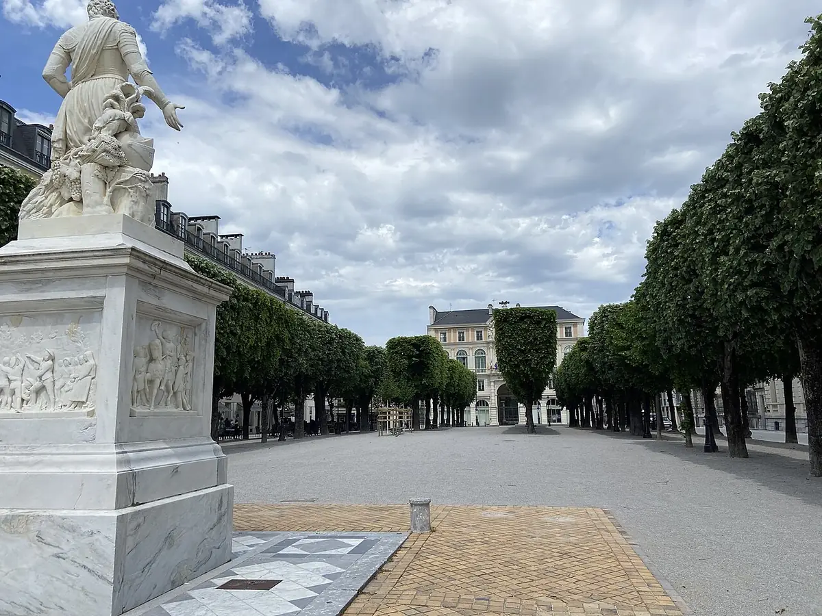 La place Royale de Pau, allée d’arbres taillés et statue au premier plan