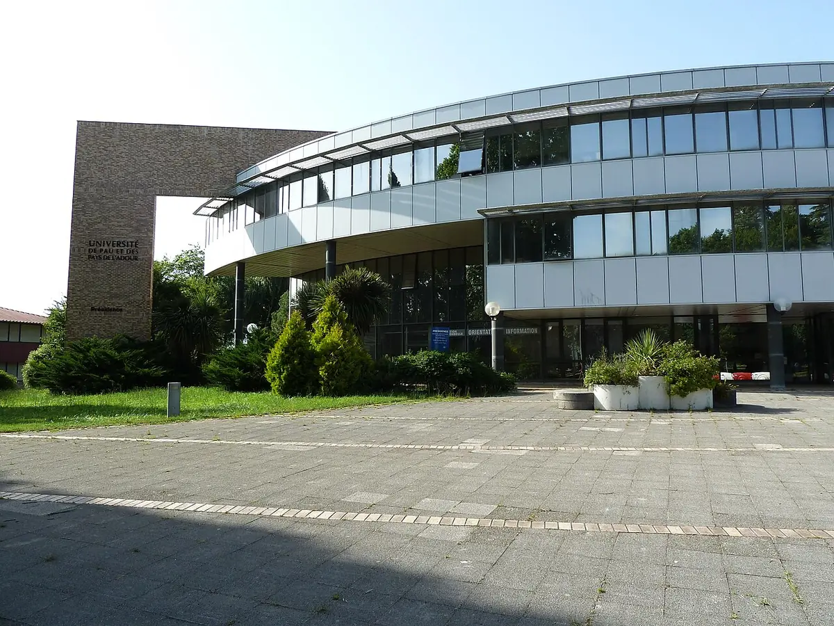 Le bâtiment de la présidence de l’université de Pau et des Pays de l’Adour, derrière un parvis