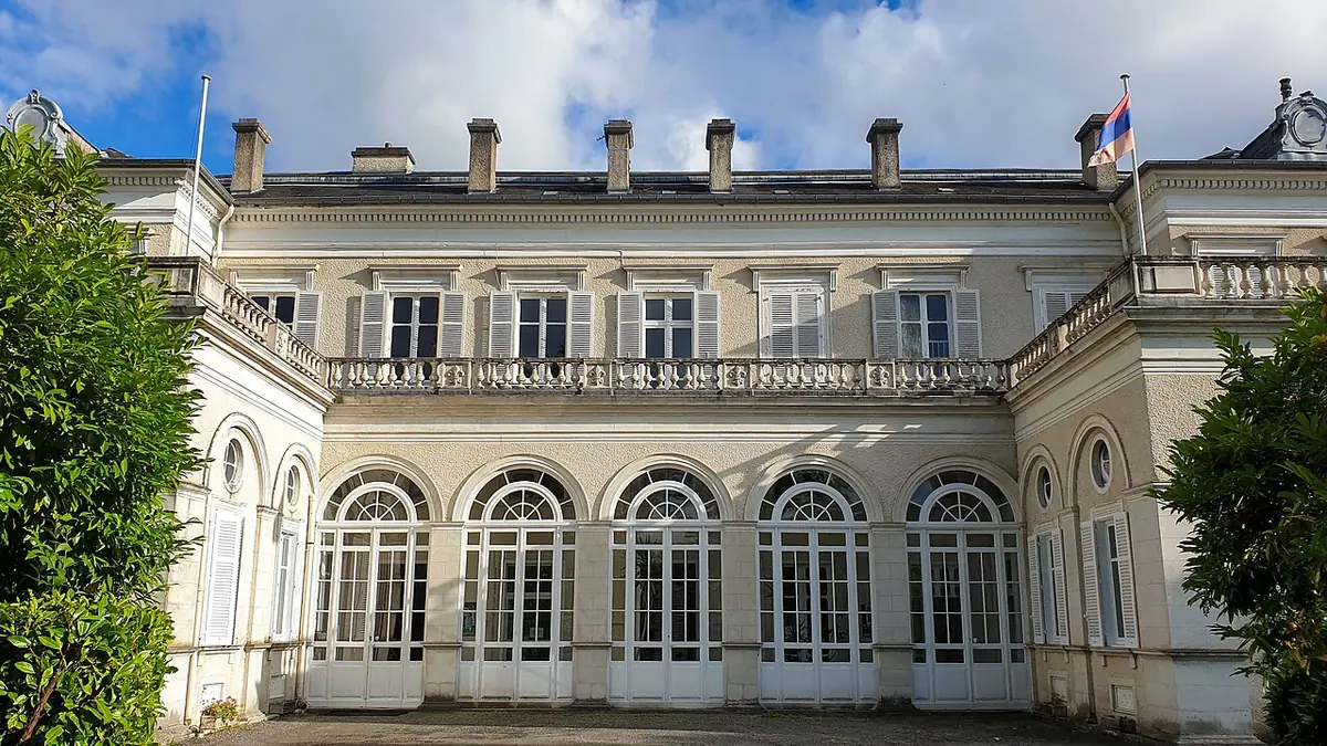 La façade néoclassique de la villa Longchamp à Pau, avec ses baies vitrées en arc