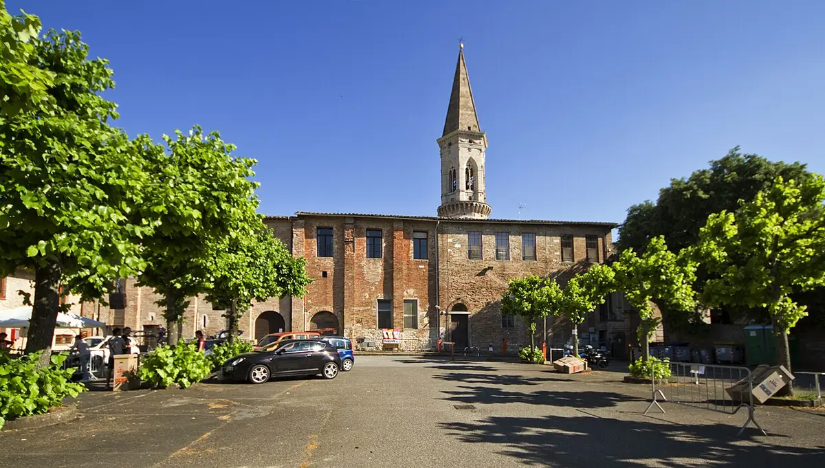 La place devant l’église San Pietro à Pérouse, avec son clocher pointu