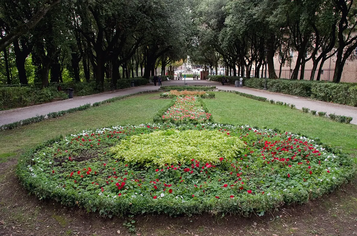 Les parterres fleuris et l’allée d’arbres des jardins du Frontone à Pérouse