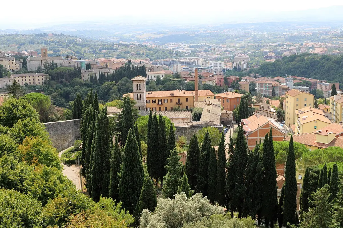 Vue sur les toits de Pérouse et les collines depuis la porte Sant’Angelo