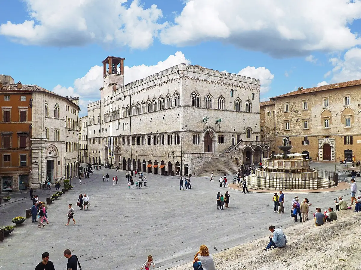 La piazza IV Novembre à Pérouse avec le palais des Prieurs et la fontaine Maggiore
