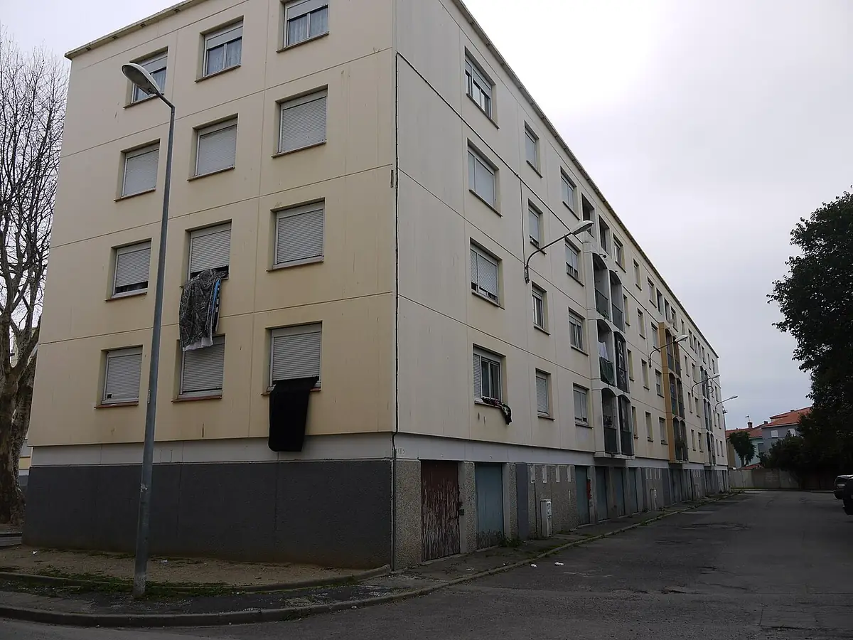 Un immeuble d’habitation de plusieurs étages dans le quartier de la Cité Diaz à Perpignan