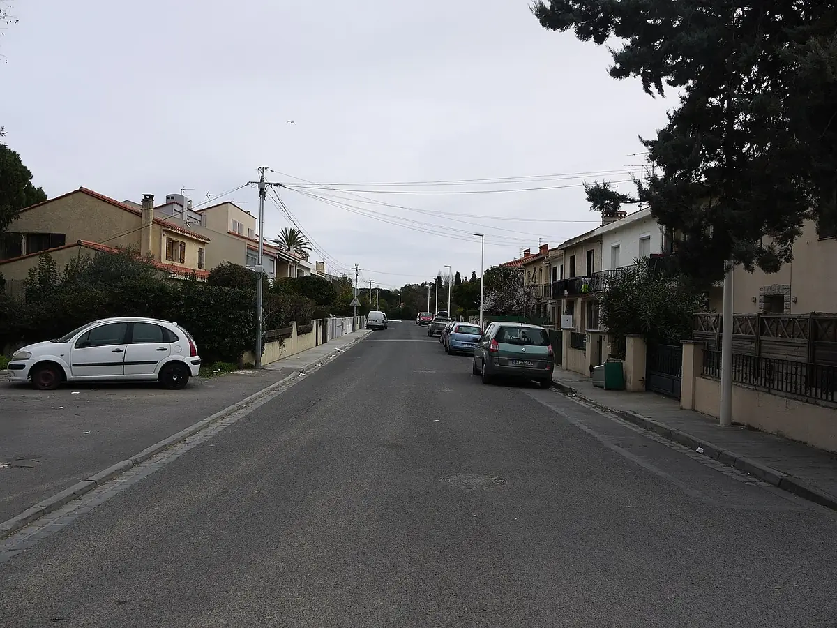 La rue Pierre Bonnard à Perpignan, bordée de maisons et de voitures garées
