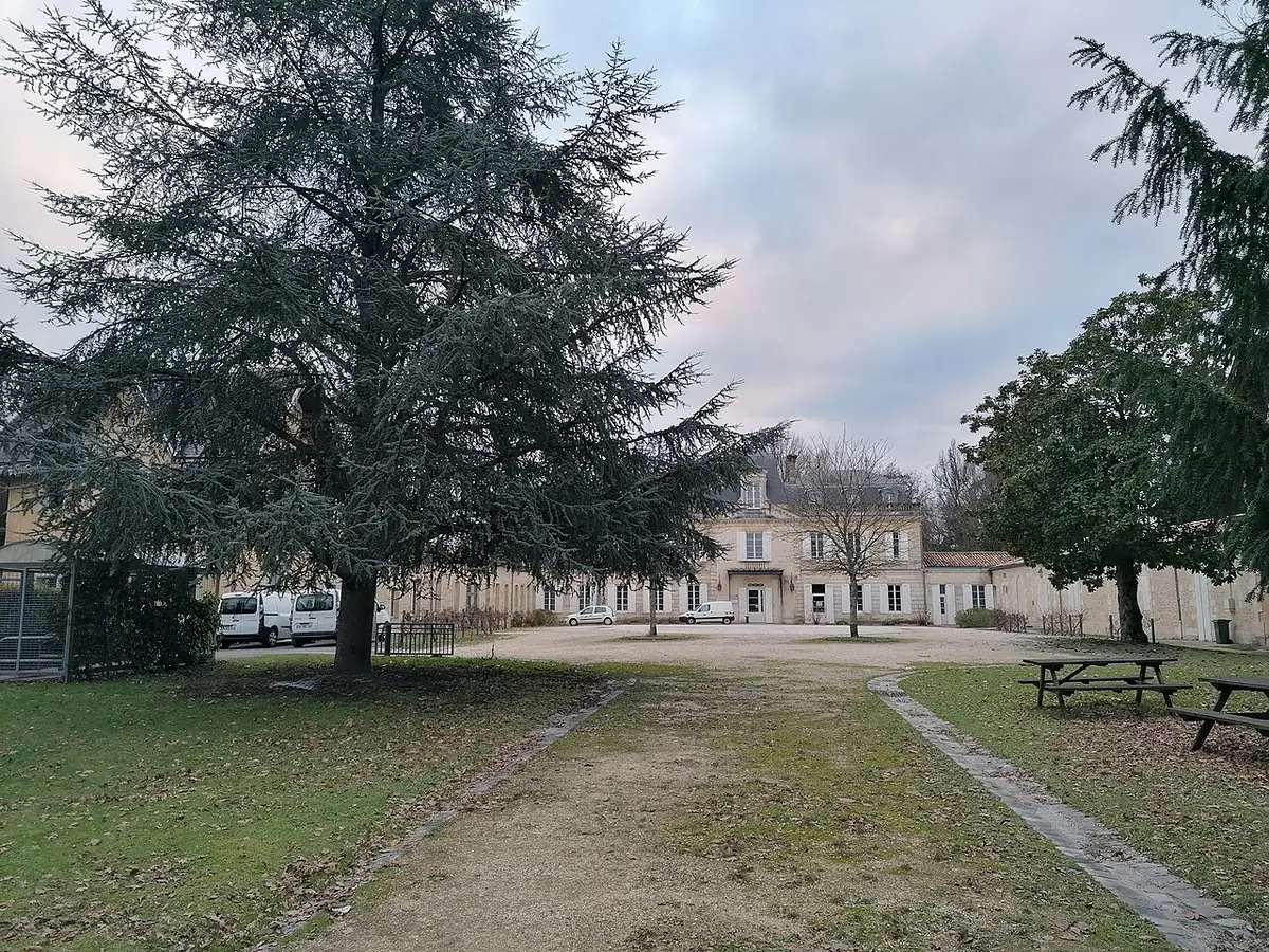Le château Camponac à Pessac, derrière une pelouse et un grand cèdre