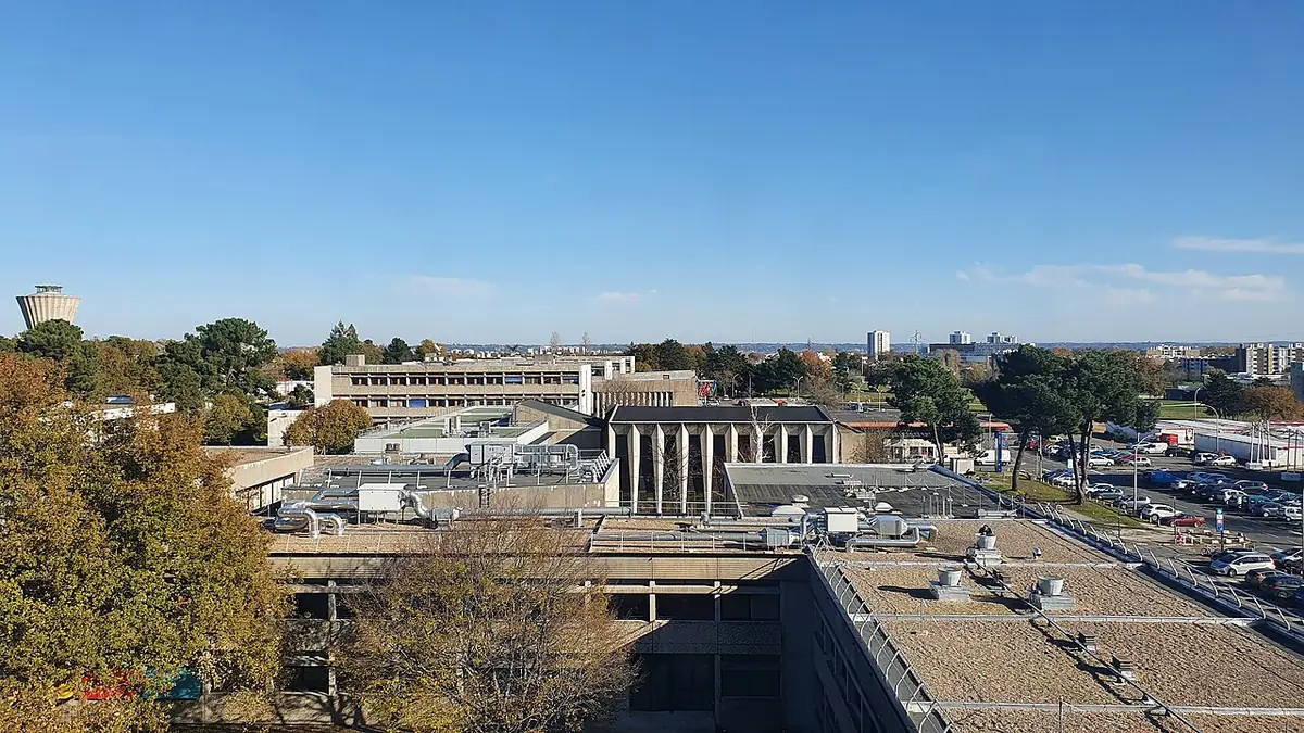 Vue en hauteur des bâtiments et des toits de l’université Bordeaux-Montaigne à Pessac