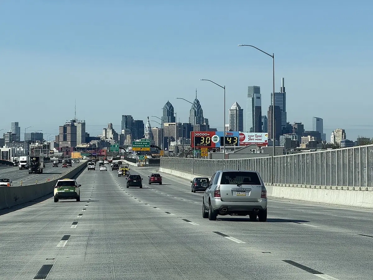 Vue de la skyline de Philadelphie depuis l’autoroute I-95
