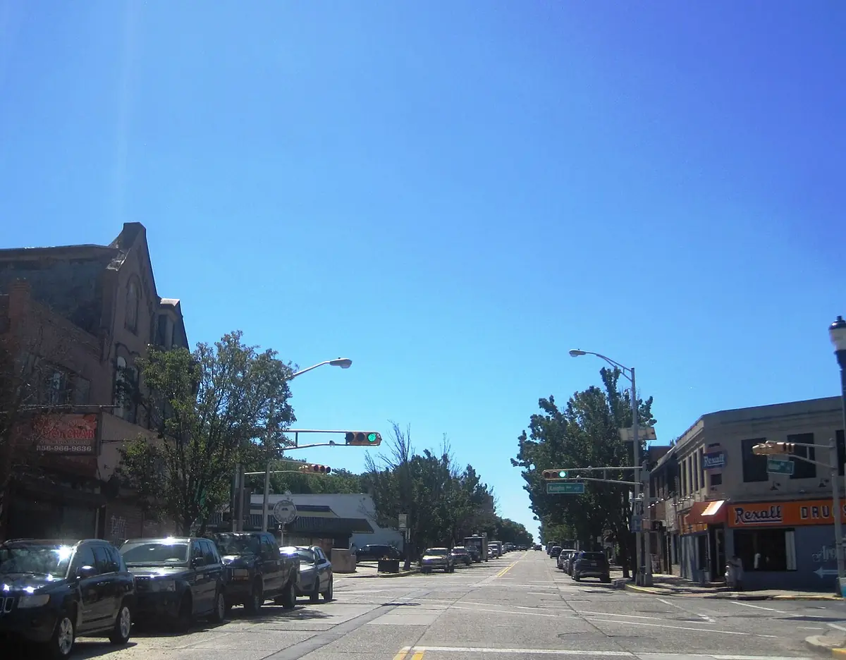 Une rue de Philadelphie, commerces et voitures garées