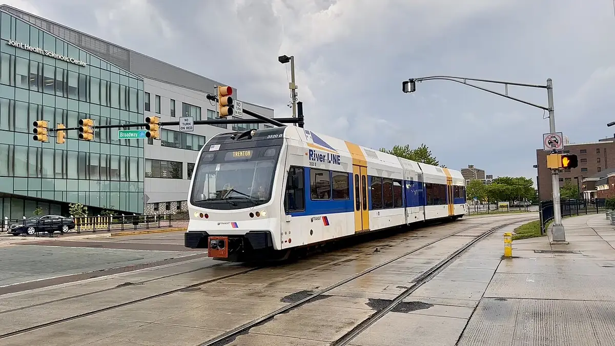 Une rame de tramway à l’arrêt dans une station urbaine de Philadelphie