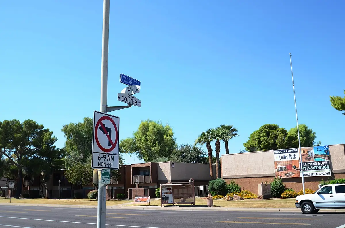 Un coin de rue résidentiel du quartier historique de Medlock Place à Phoenix, maisons et palmier