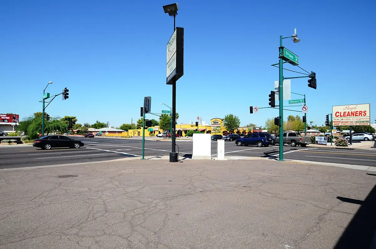 Un large carrefour à Phoenix, avec feux de circulation, panneaux et voitures qui passent
