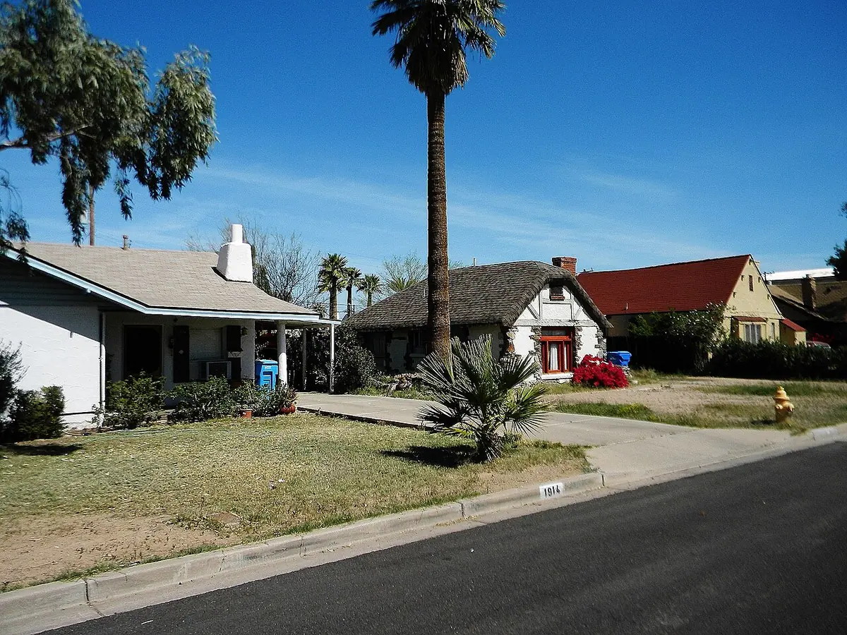 Des maisons de plain-pied de style ranch, le long d’une rue résidentielle ensoleillée à Phoenix