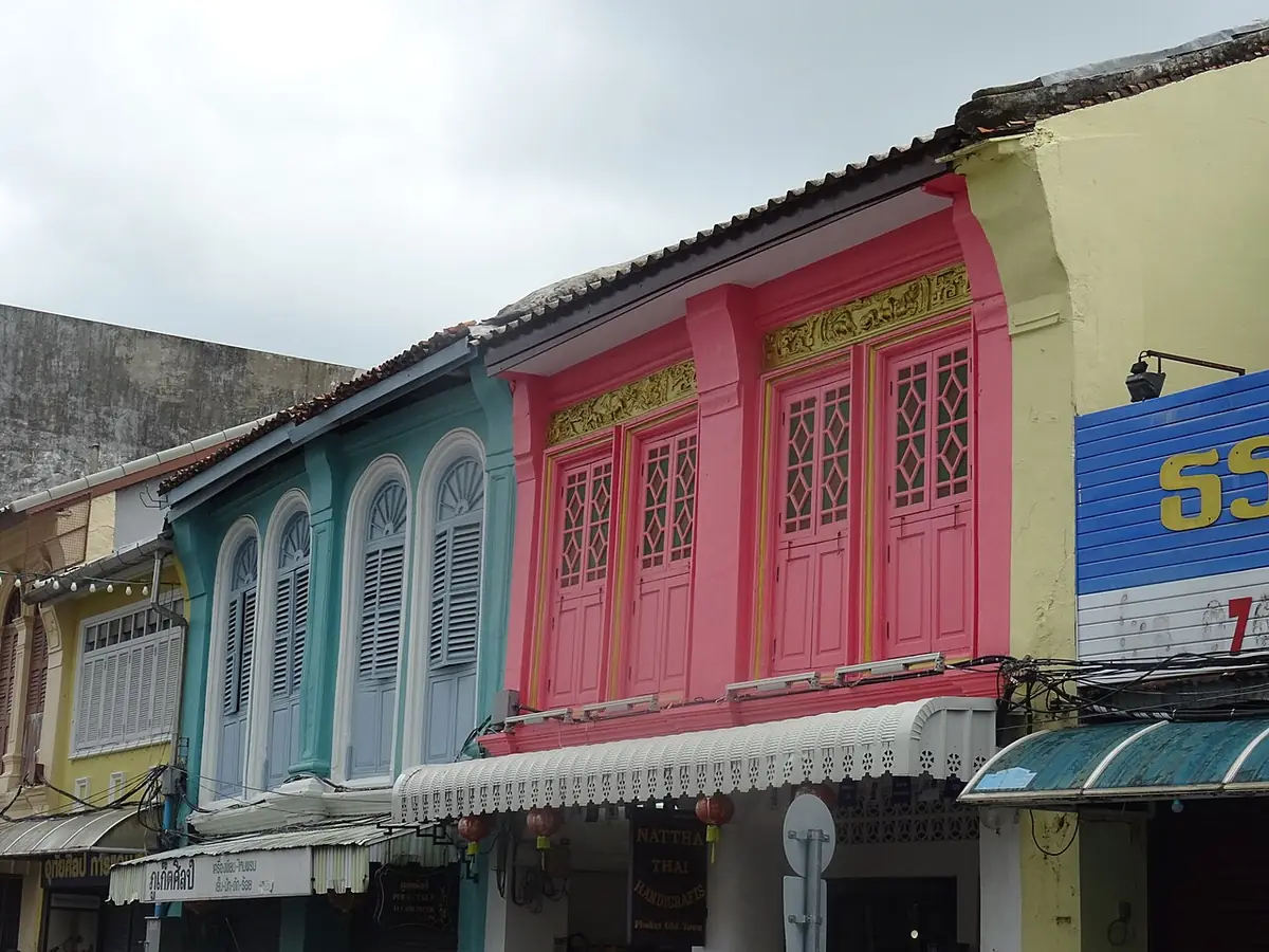 Une façade rose pastel de maison-boutique sino-portugaise, aux fenêtres cintrées à volets, Thalang Road