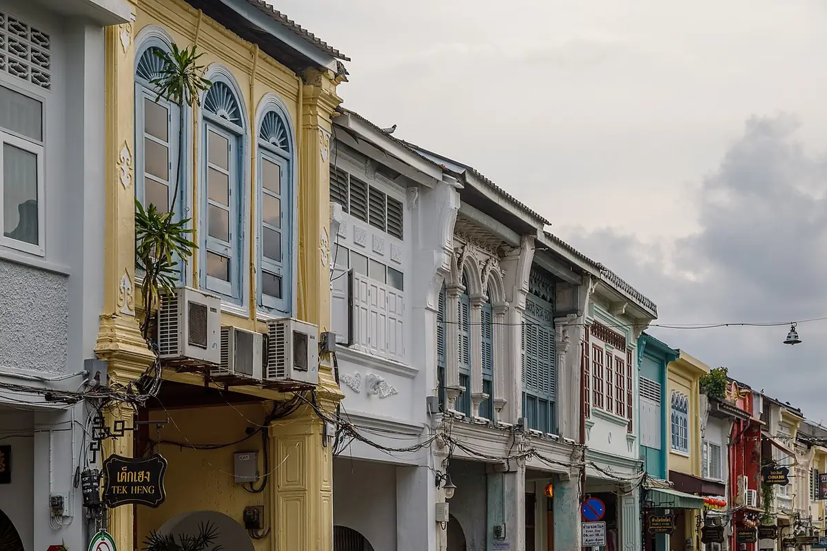 Une rangée de maisons-boutiques colorées à deux étages, le long de Thalang Road à Phuket