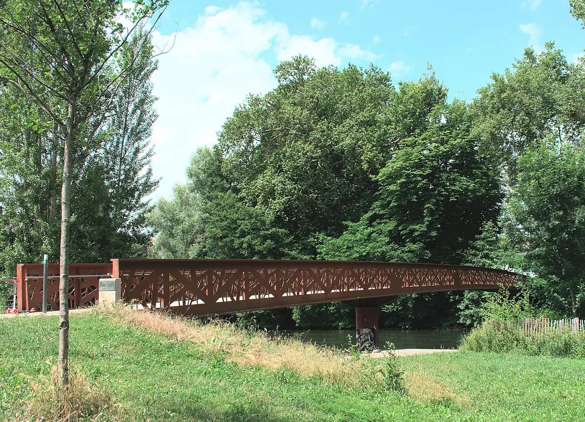 La passerelle de Montbernage enjambant le Clain à Poitiers