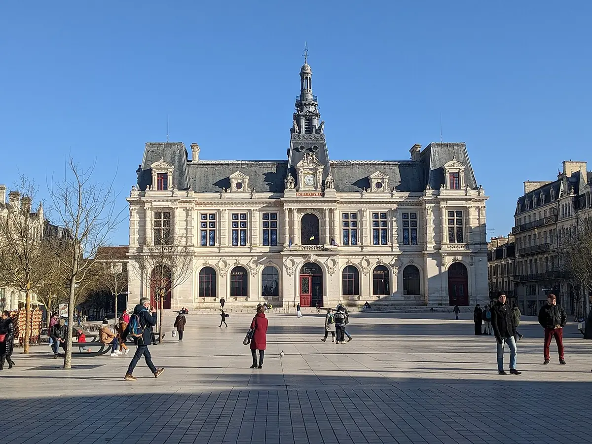 L’hôtel de ville de Poitiers sur la place du Général-Leclerc