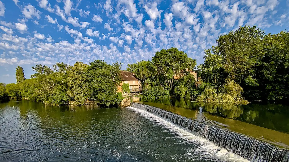 Le Clain à Poitiers, un barrage et une maison au milieu des arbres