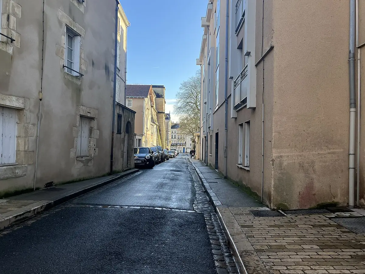 La rue Léopold-Thézard à Poitiers, étroite et bordée de maisons de ville