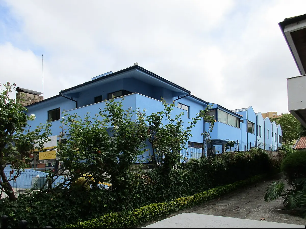 Un immeuble moderne aux tons pastel avec un jardin, à Porto