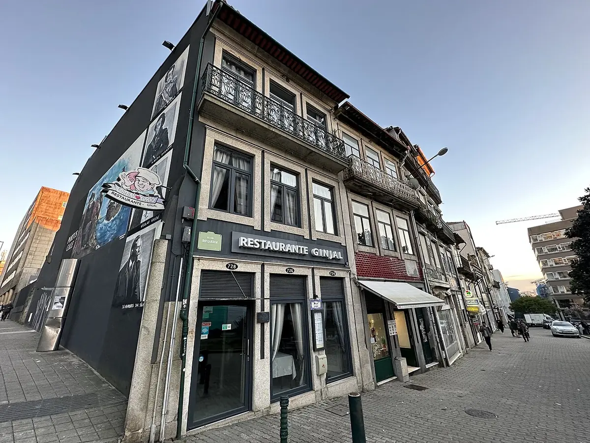 Un coin de rue animé de Porto avec ses cafés et sa devanture éclairée