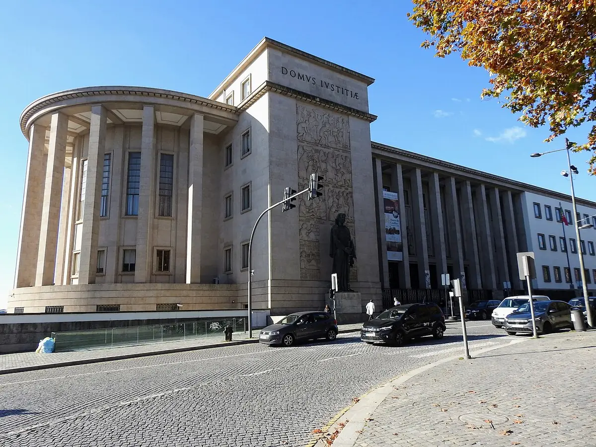 Le Palácio da Justiça de Porto, façade néoclassique à colonnes