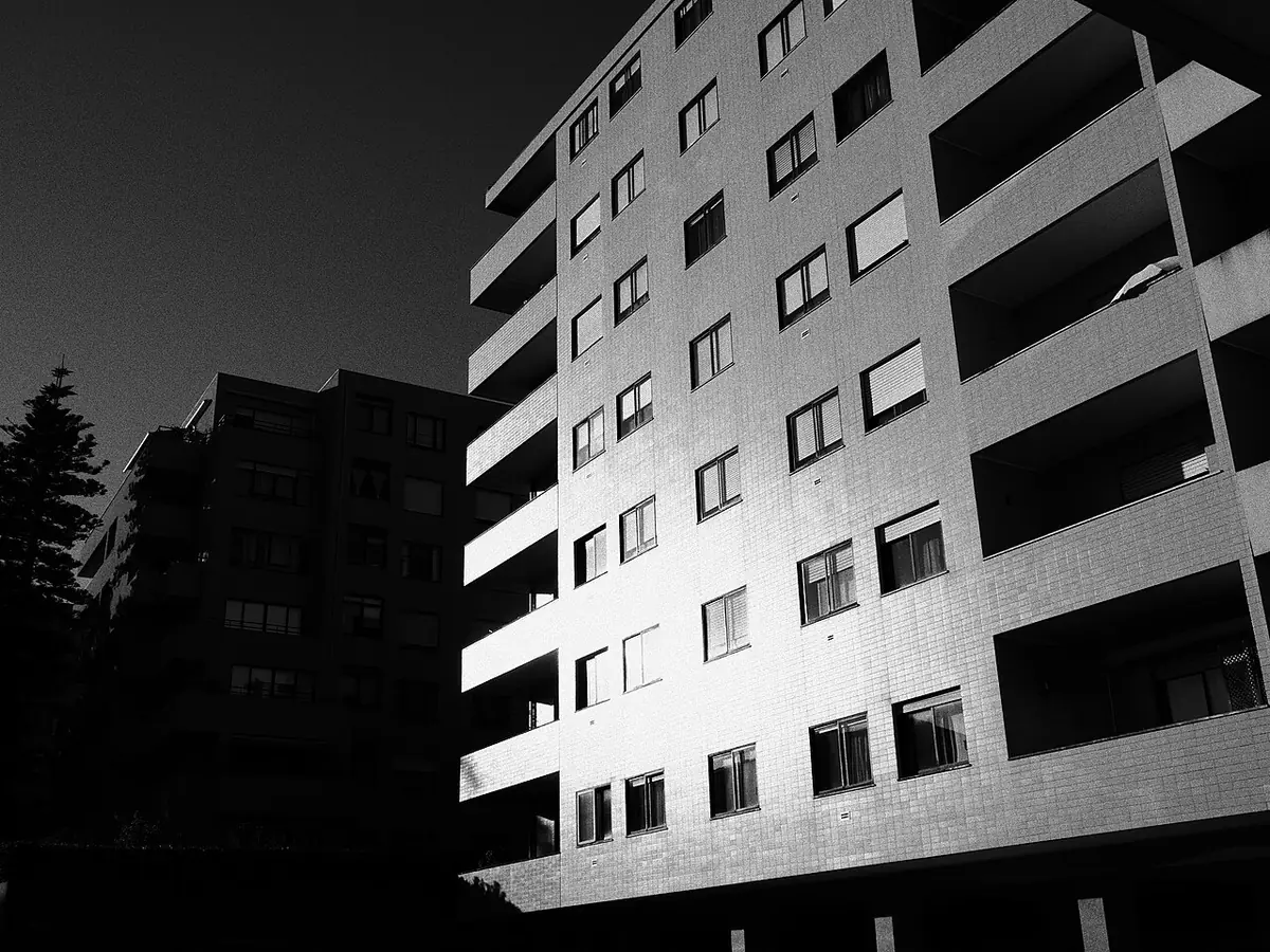Un immeuble d’habitation aux nombreux balcons, à Porto