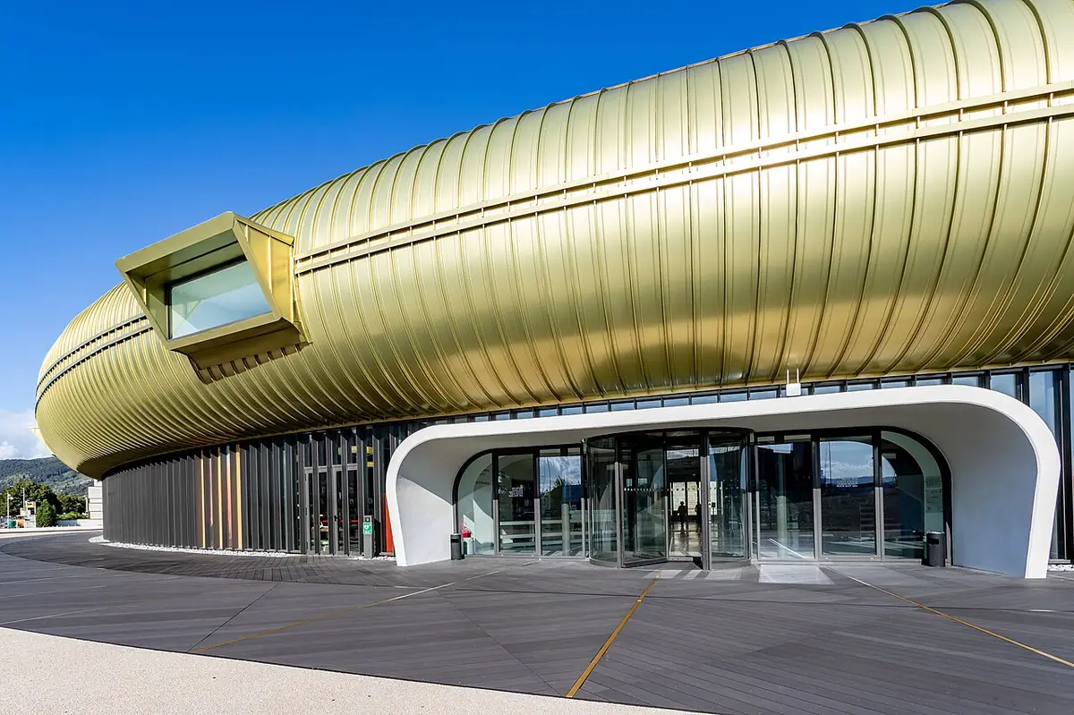 L’entrée du centre d’art contemporain Luigi Pecci à Prato, façade dorée arrondie