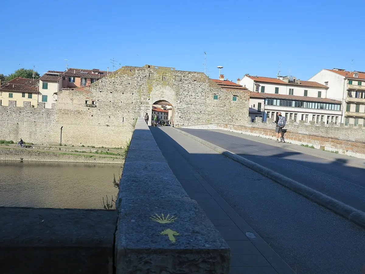 Le ponte Mercatale à Prato, face aux remparts et aux maisons du centre