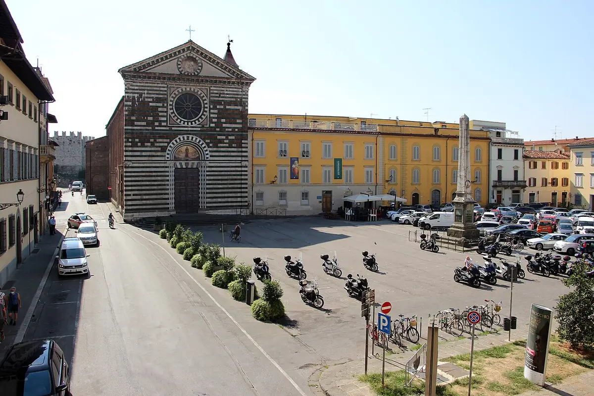 La piazza San Francesco à Prato, avec la façade rayée de l’église San Francesco