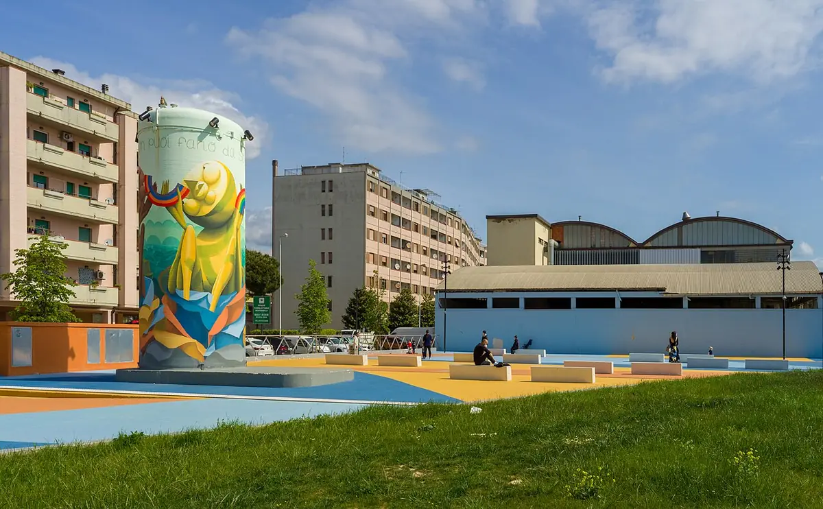 Des immeubles d’habitation autour du skate plaza de la via Cristoforo Colombo à Prato