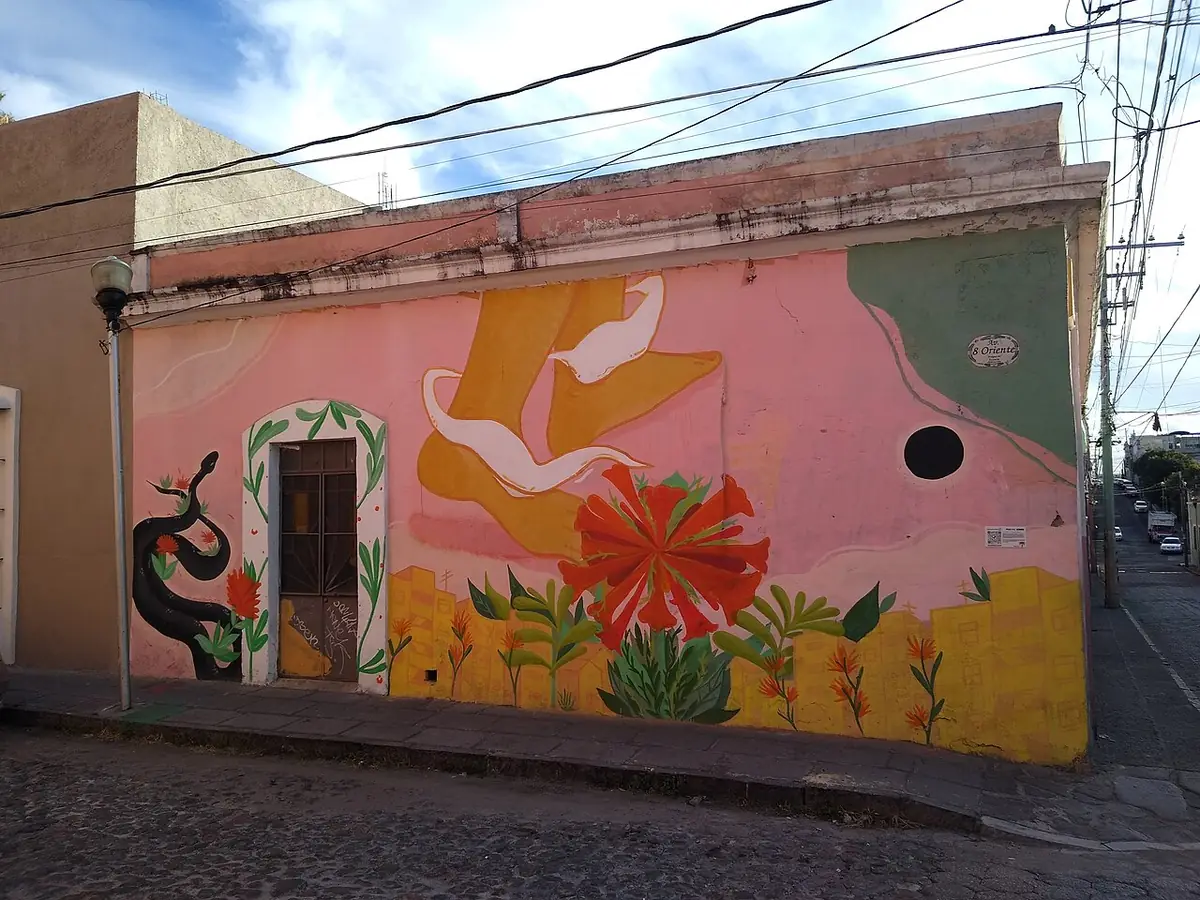 Une maison peinte en rose avec une fresque florale, à Puebla