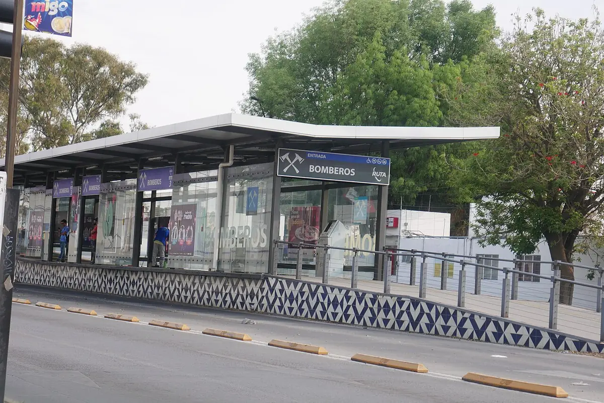 Un arrêt de bus moderne à la station RUTA, à Puebla