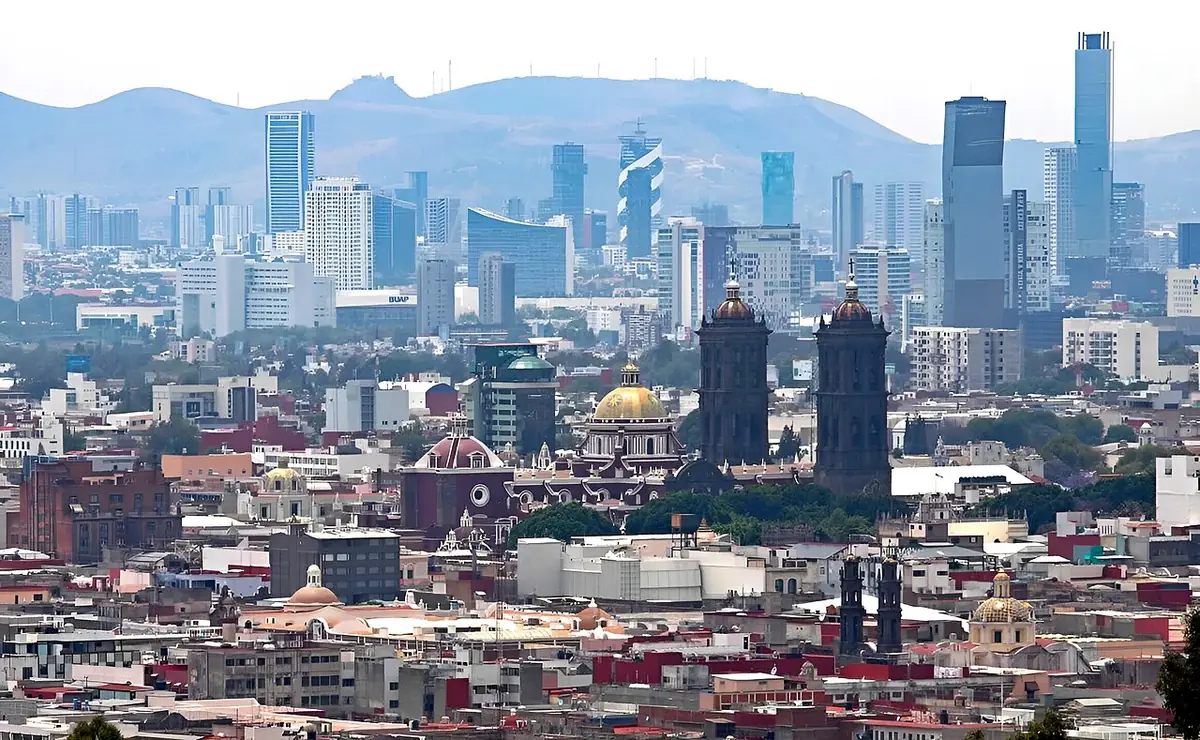 Vue panoramique de Puebla depuis le Fuerte de Guadalupe, ville et montagnes au loin