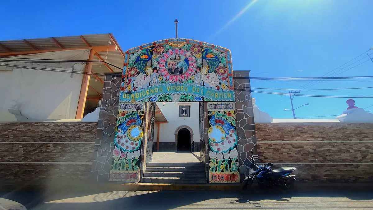 L’entrée en mosaïque colorée d’une petite chapelle à Puebla