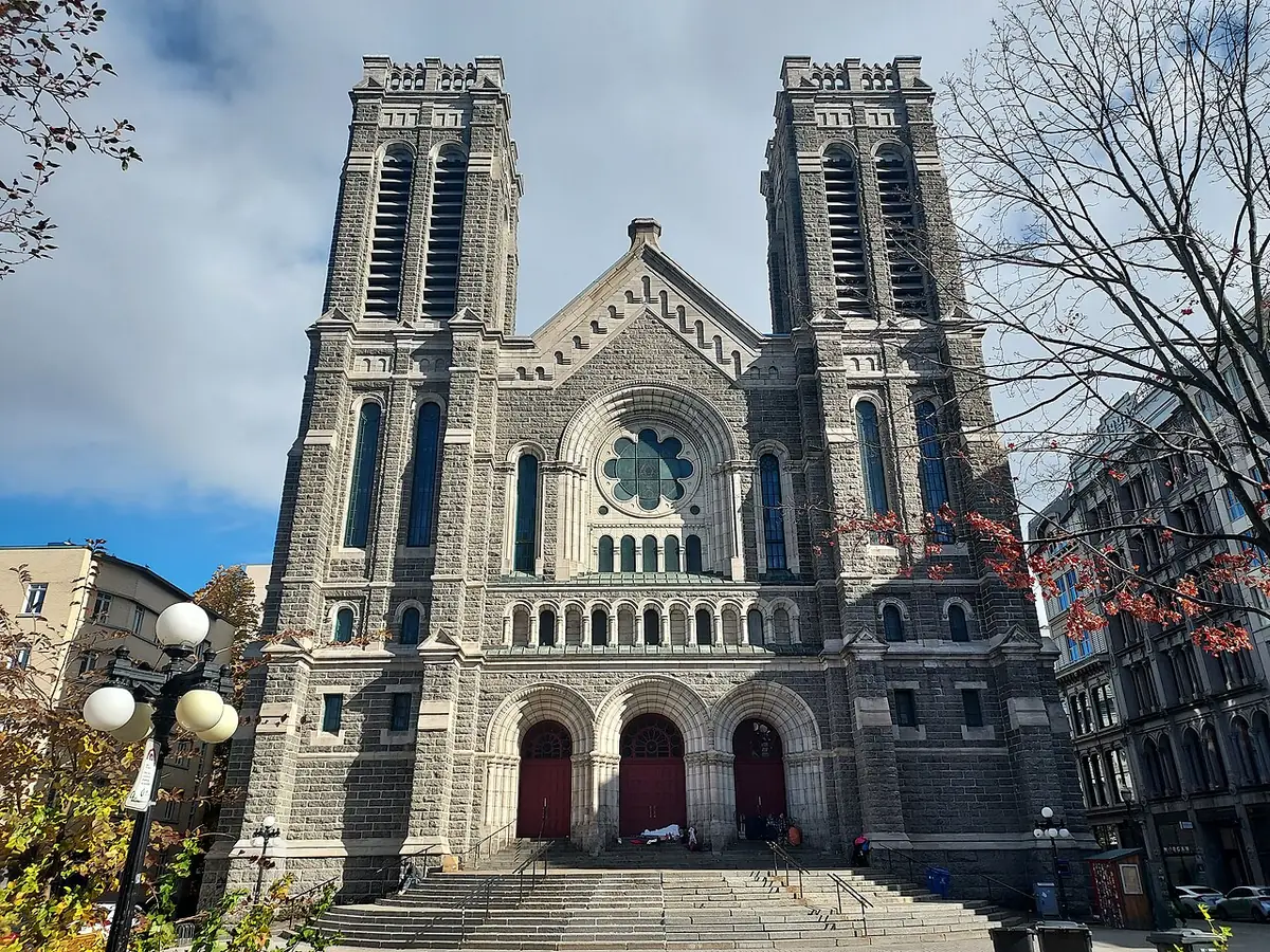 L’église Saint-Roch et sa façade néogothique, au cœur du quartier