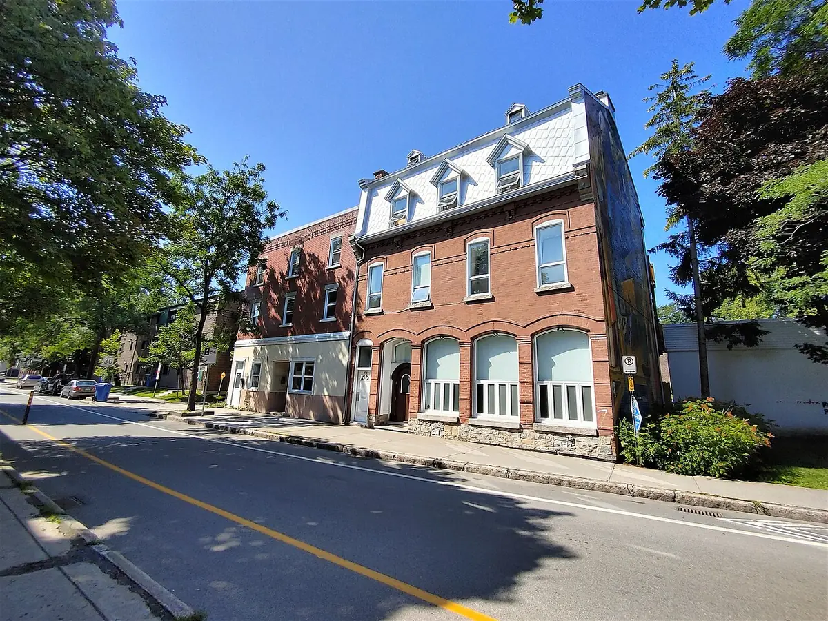 La rue du Pont et ses immeubles de brique dans le quartier Saint-Roch