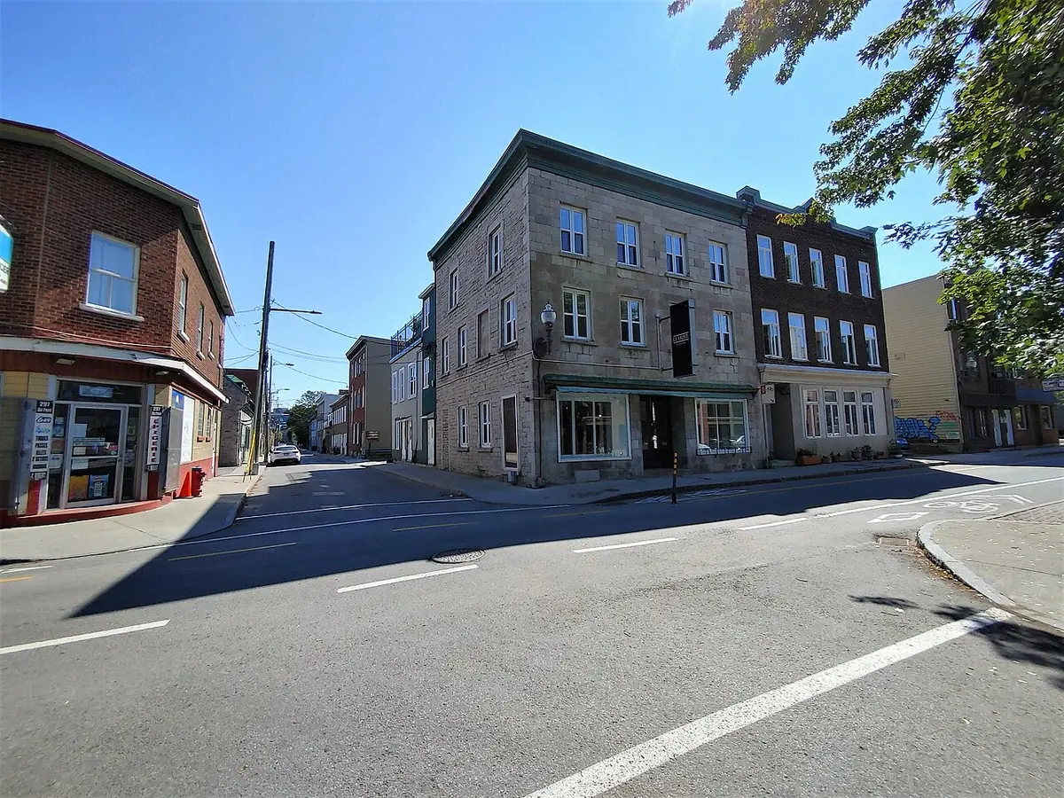 Des immeubles de brique avec balcons rue du Pont, à Québec